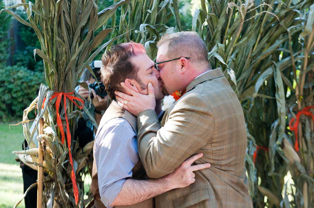gay-wedding-couple-kiss-southern Church of Scotland apology