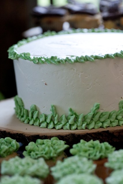 tammy-swales-studio-heather-robbie-nature-lesbian-wedding-reception-green-white-wedding-cake