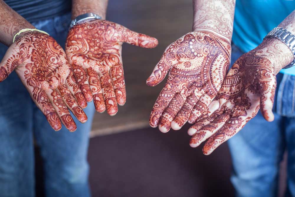 elias-neil-indian-wedding-henna-painted-hands