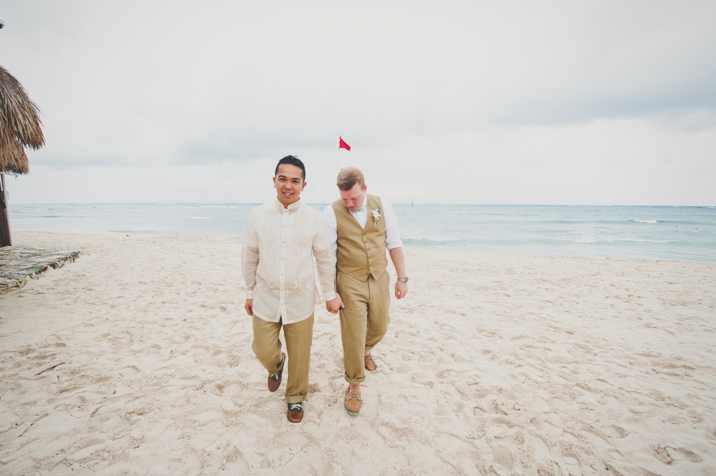 will-ritchie-walk-beach-grooms-mexico