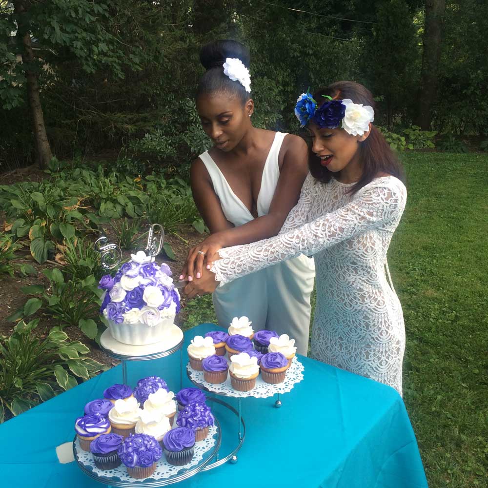 diamond-lesbian-wedding-cake-cutting