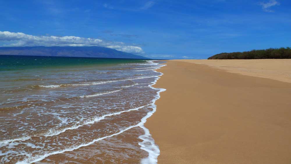 offbeat Hawaii honeymoons | Polihua Beach, Lanai