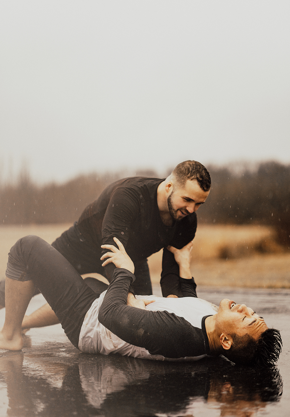 https://equallywed.com/wp-content/uploads/2018/04/Romantic-couples-photo-shoot-in-the-pouring-rain-Equally-Wed-8.jpg