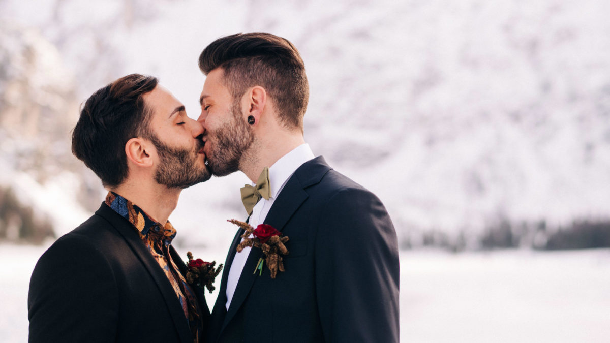 This winter mountain elopement on the Dolomites in Italy is seriously cozy