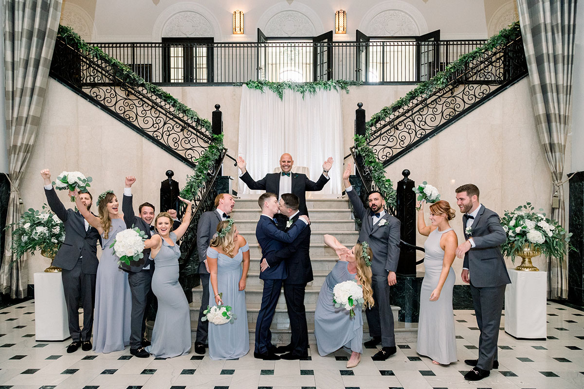 Элегантная роскошная свадьба в историческом отеле в Талсе, Оклахома, два жениха в смокингах с галстуками-бабочками, роскошная гей-свадьба