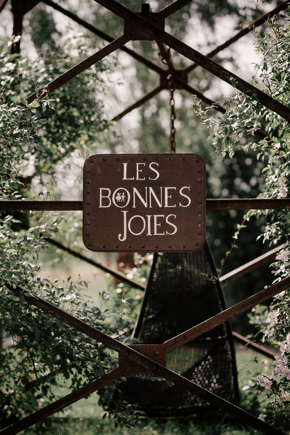 Sherlock Holmes inspired moody wedding inspiration in France Les Bonnes Joies