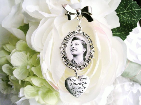 How to honor the memory of your deceased loved ones at your wedding bouquet photo charm