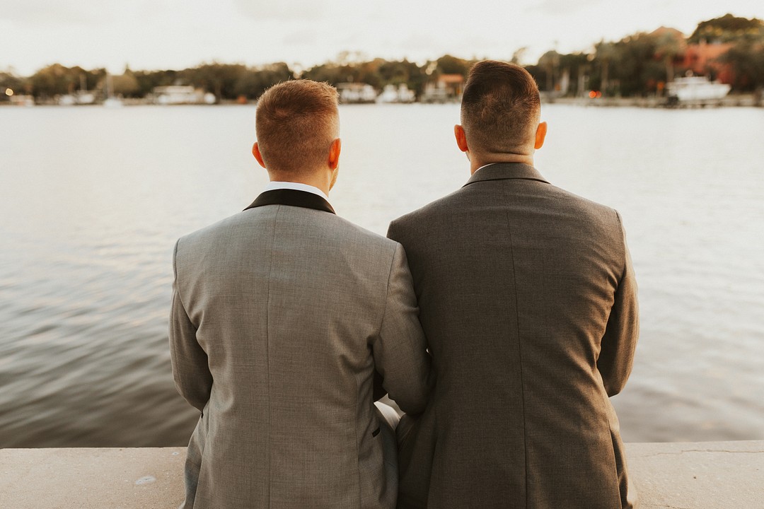 Тропическая, неподвластная времени свадьба в Санкт-Петербурге, Флорида Свадьбы ЛГБТК+ гей-свадьба на набережной для двух женихов