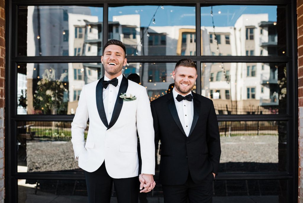 A roaring 20s wedding with lush greenery and pops of gold | Easterday Creative | Featured on Equally Wed, the leading LGBTQ+ wedding magazine