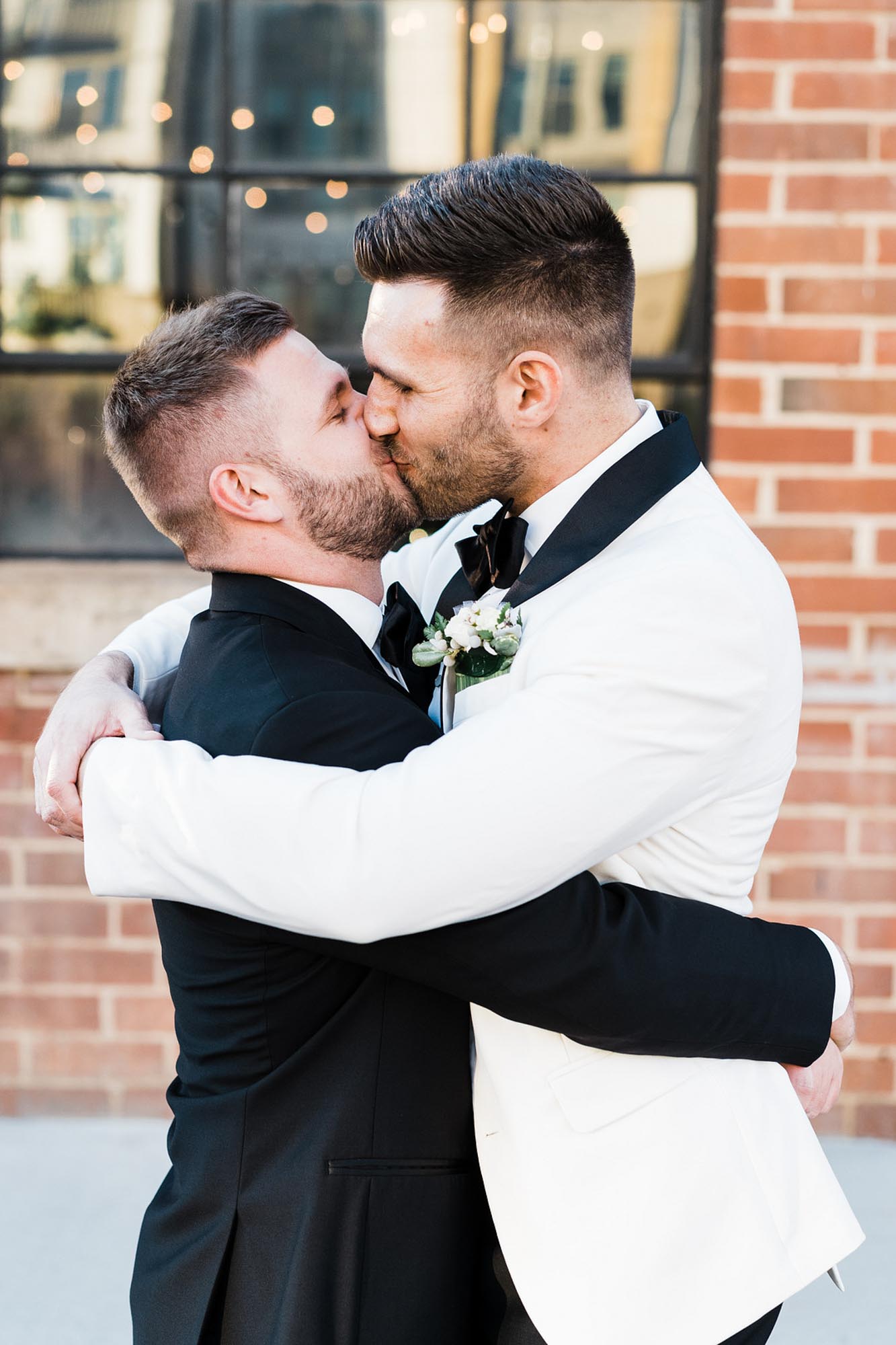 A roaring 20s wedding with lush greenery and pops of gold | Easterday Creative | Featured on Equally Wed, the leading LGBTQ+ wedding magazine