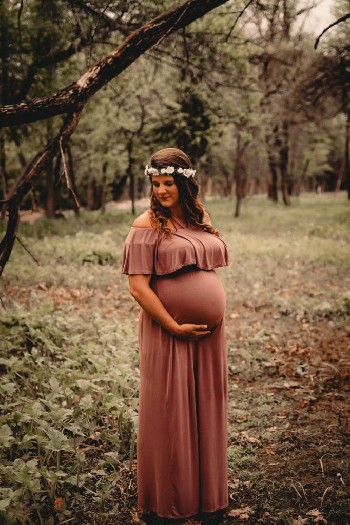 Moving maternity photos in the forest