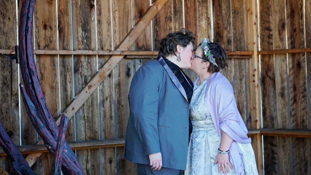 Colorful New Year’s Eve wedding at Johnny Cash’s Tennessee farm