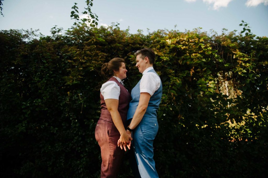 Small autumn wedding with picnic food, folk music, and burlap accents | Friends & Lovers Photography | Featured on Equally Wed, the leading LGBTQ+ wedding magazine