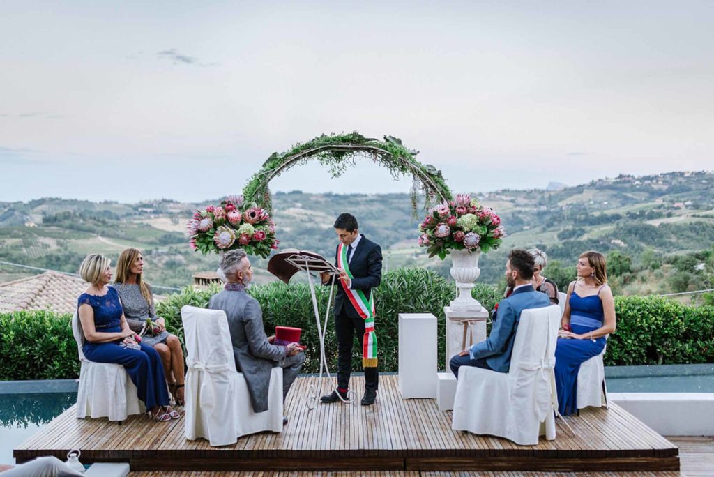 Vibrant and colorful Italian wedding surrounded by rolling hills | Mama Photography | Featured on Equally Wed, the leading LGBTQ+ wedding magazine