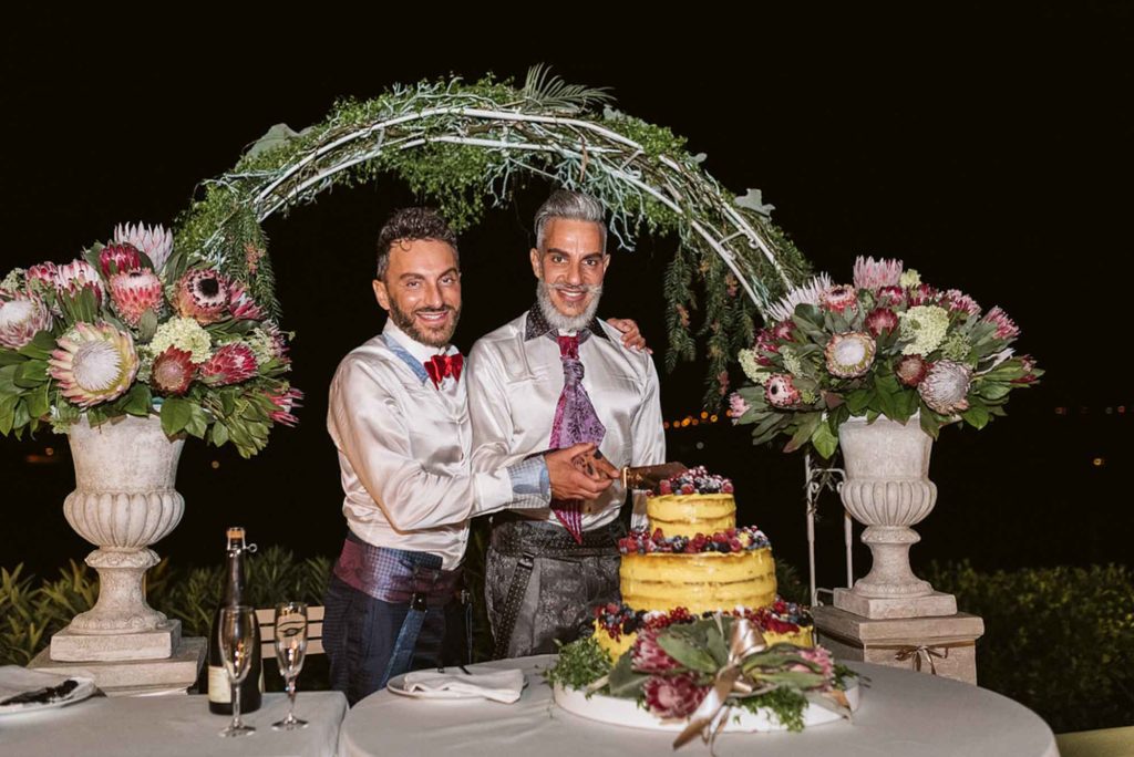 Яркая и красочная итальянская свадьба в окружении холмов |  Мама Фотография |  Опубликовано в Equally Wed, ведущем свадебном журнале ЛГБТК+.