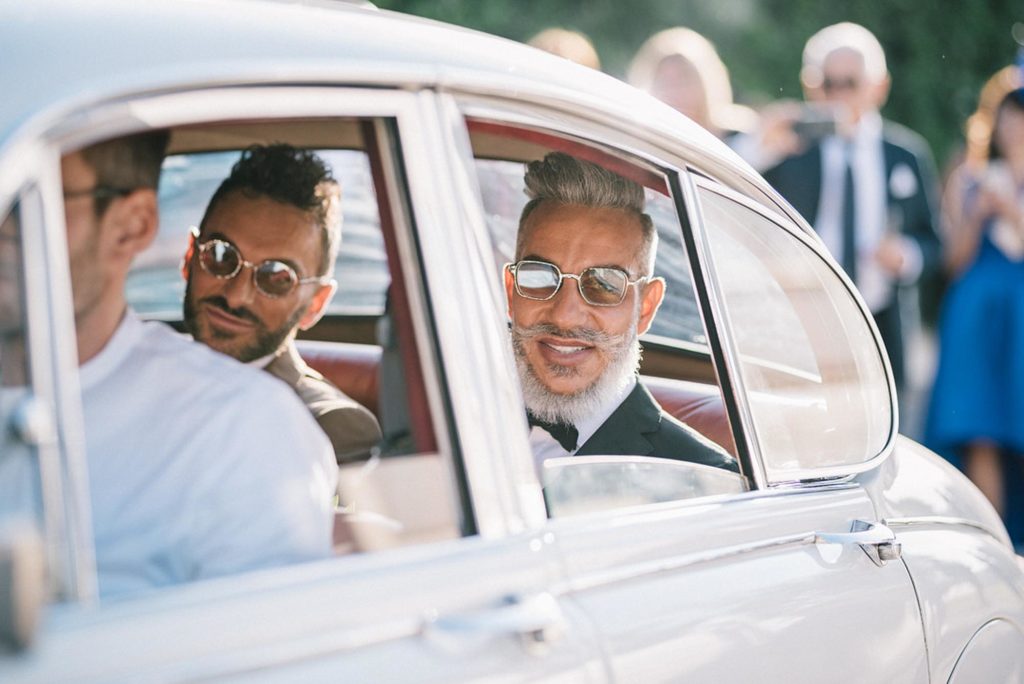 Яркая и красочная итальянская свадьба в окружении холмов |  Мама Фотография |  Опубликовано в Equally Wed, ведущем свадебном журнале ЛГБТК+.
