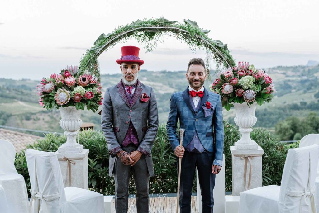 Vibrant and colorful Italian wedding surrounded by rolling hills | Mama Photography | Featured on Equally Wed, the leading LGBTQ+ wedding magazine