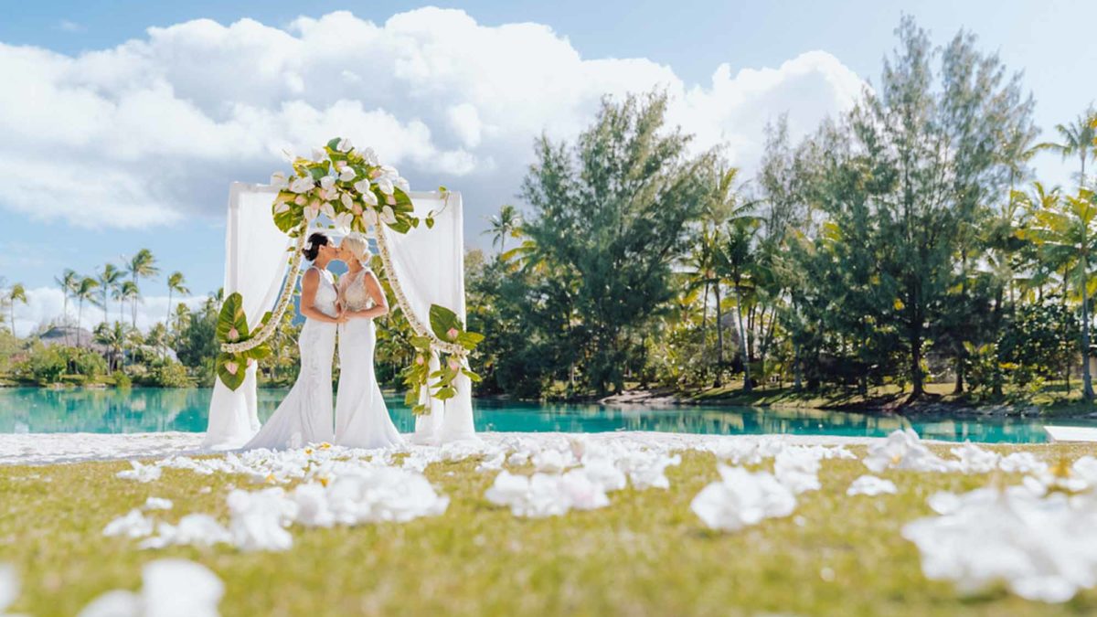 Stunning outdoor elopement on the island of Bora Bora