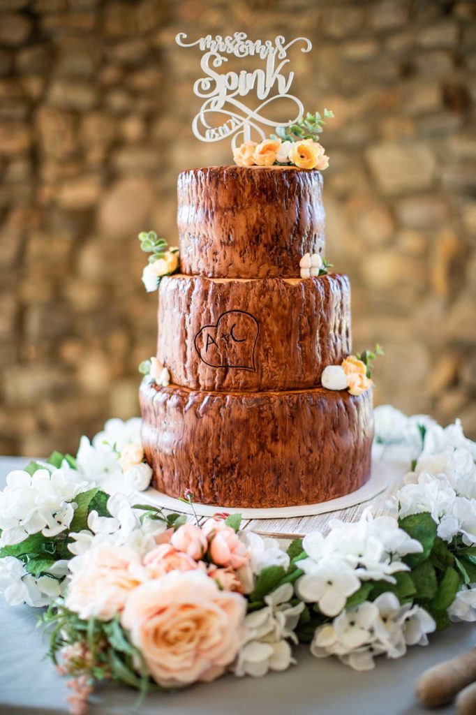 Florida golf club wedding with wooden arch and log cake