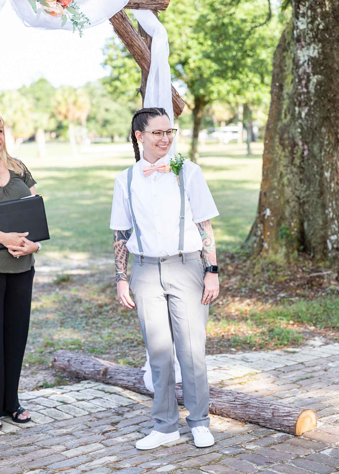 Florida gold club wedding with wooden arch and log cake | Joshua & Inez Photography | Featured on Equally Wed, the leading LGBTQ+ wedding magazine