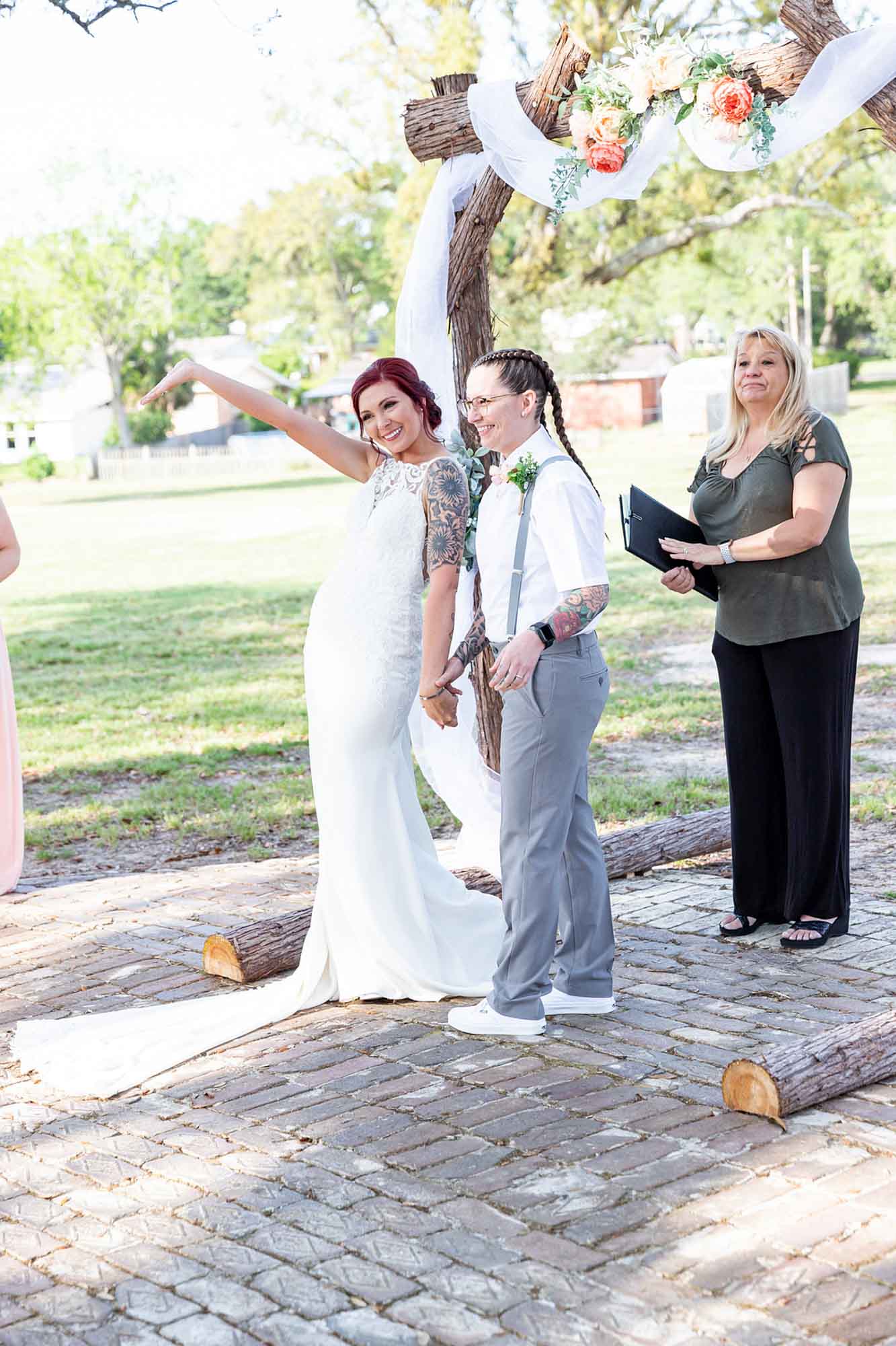 Florida gold club wedding with wooden arch and log cake | Joshua & Inez Photography | Featured on Equally Wed, the leading LGBTQ+ wedding magazine