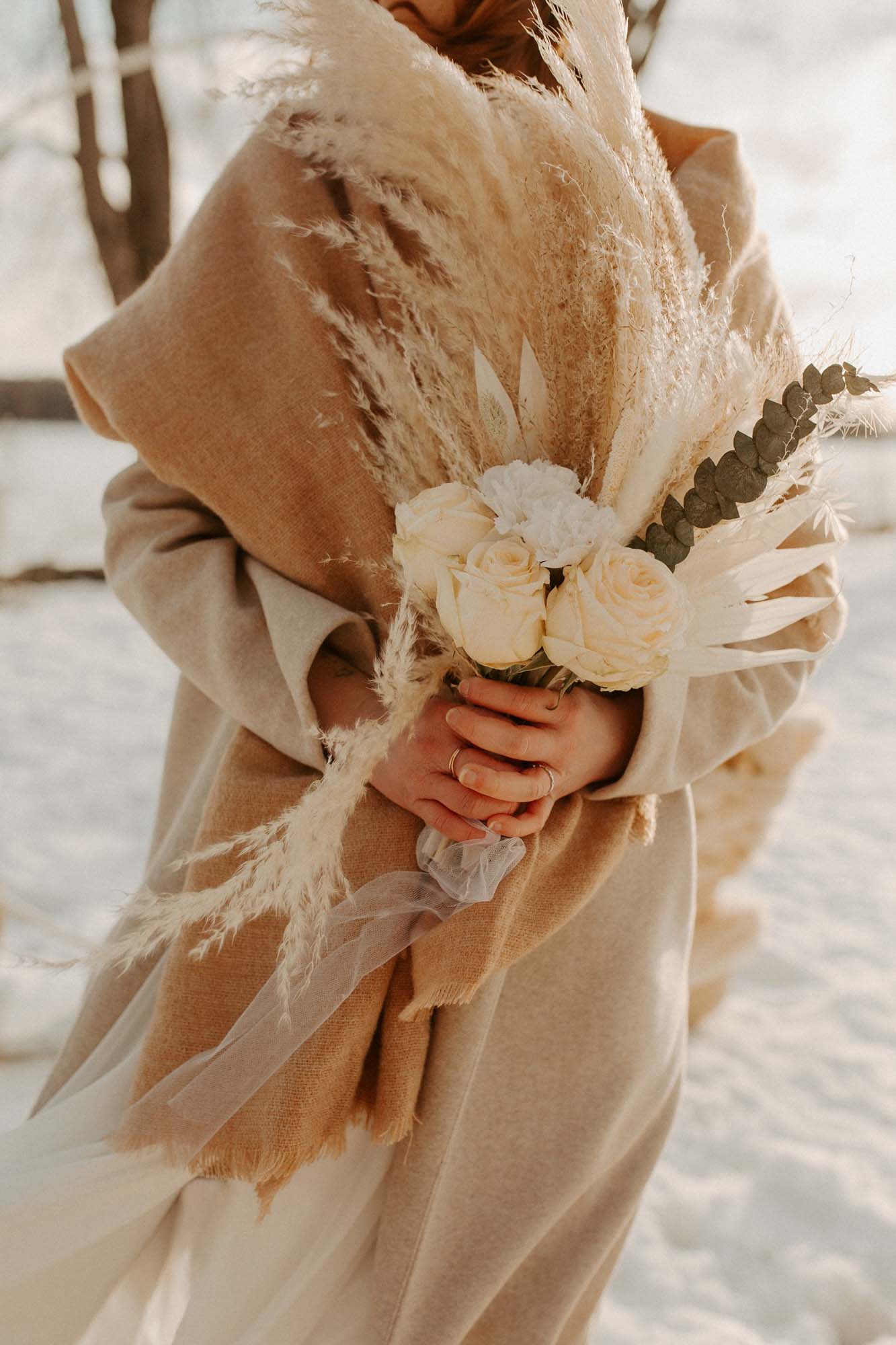 bouquet, winter wedding, winter elopement, pampas grass, light colors