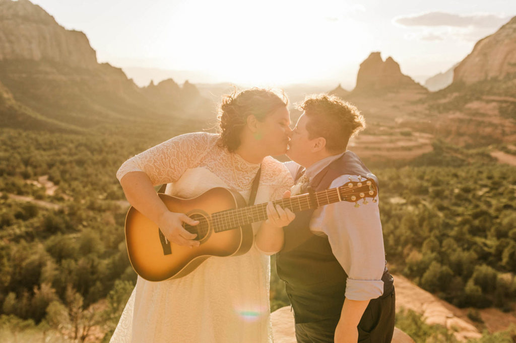 kiss while playing guitar, sedona, elopement