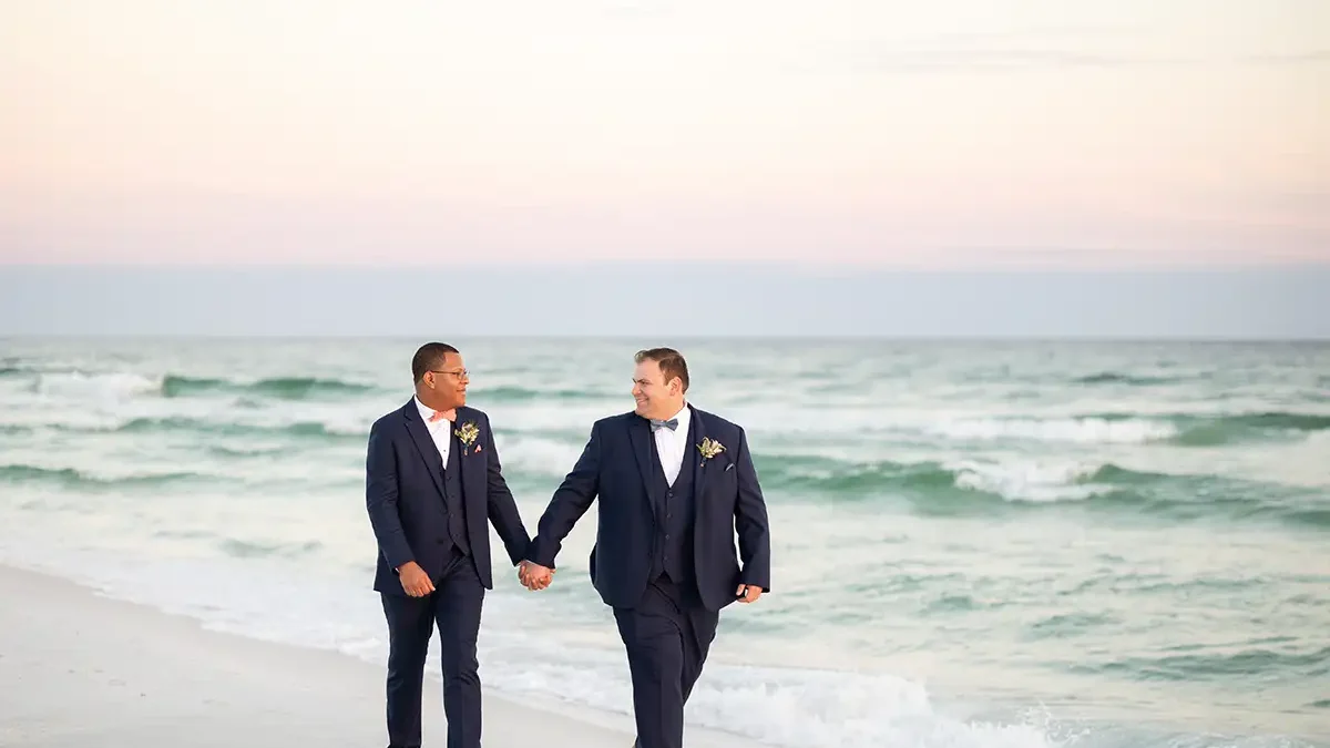 This Gulf Coast wedding in Destin, Florida, included groomswomen, coastal decor and welcome drinks