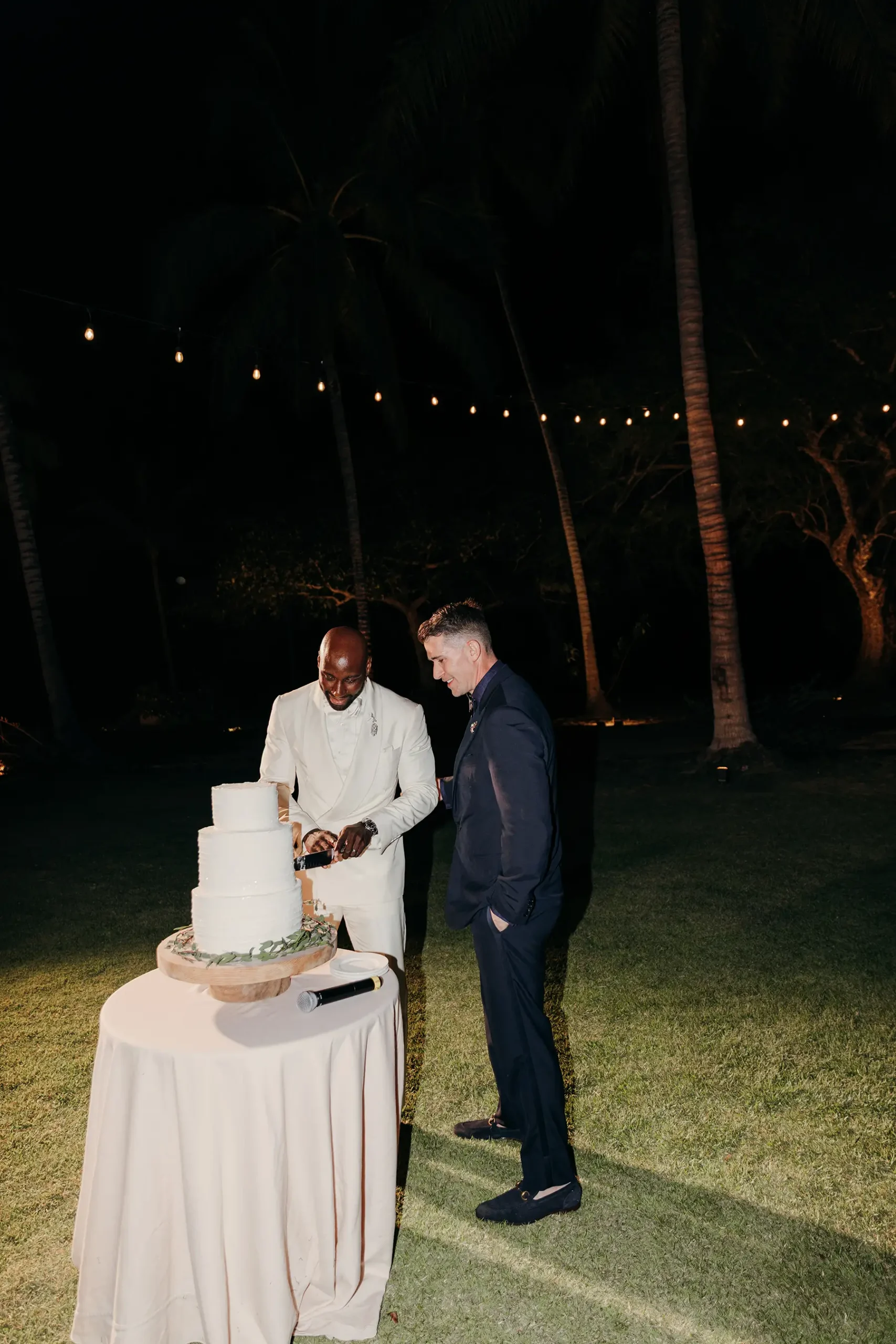grooms cake cutting