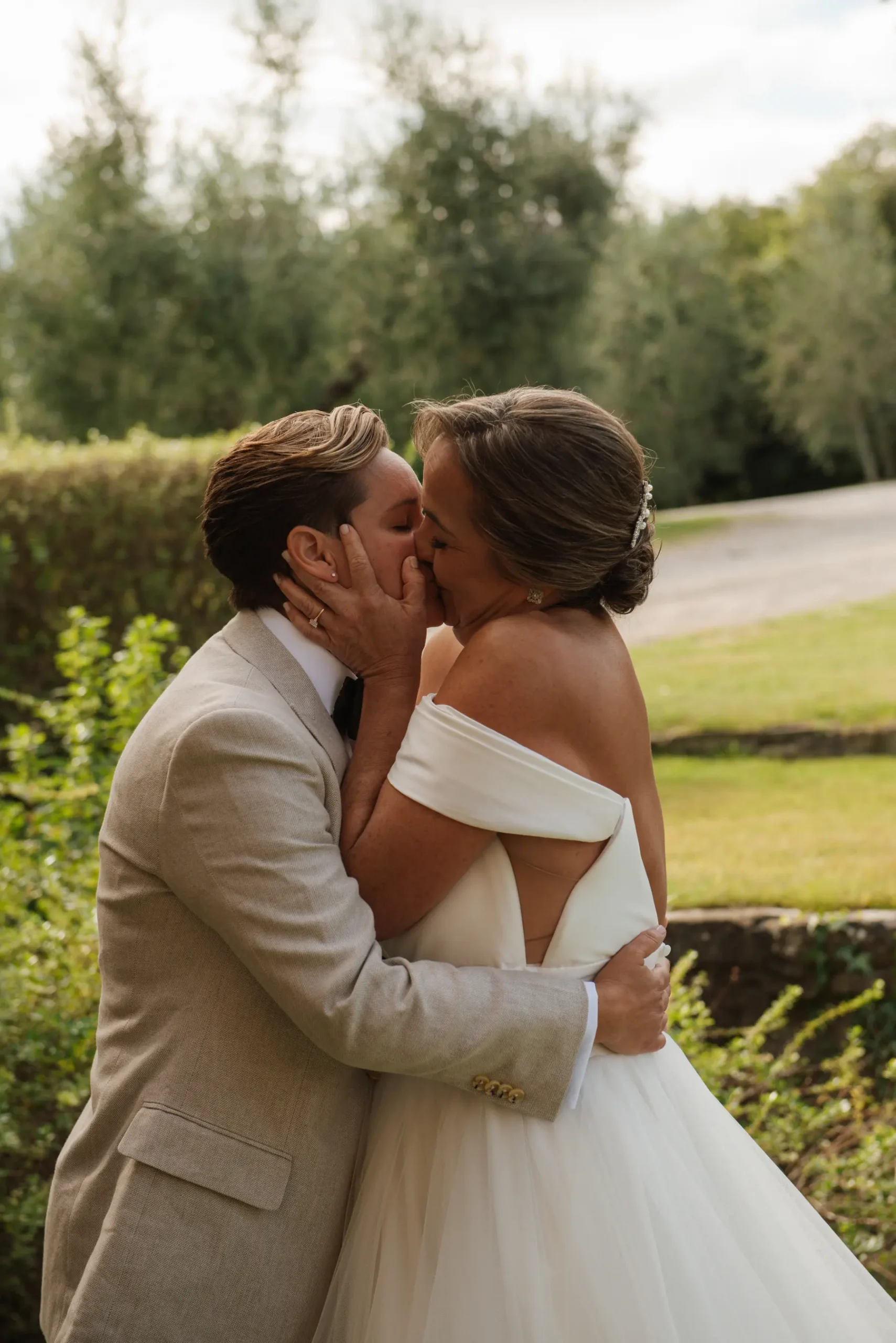 Lauren Thomas and Jasmine Shimerda share a kiss at Casa Cornacchi in Arezzo, Tuscany, Italy.
