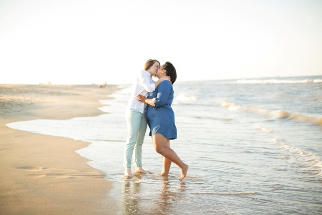 charly-emily-amanda-hedgepeth-photography-virginia-beach-engagement-session-beach-kiss