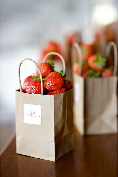 diy-wedding-favors-fresh-strawberries-in-bag