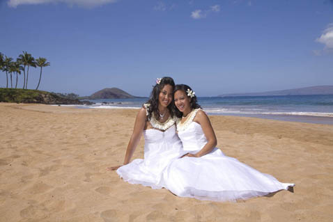 gay-hawaii-girls-on-beach