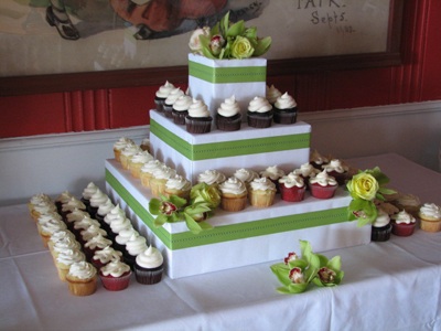 gay-wedding-planning-raise-the-cake-cupcakes-stand