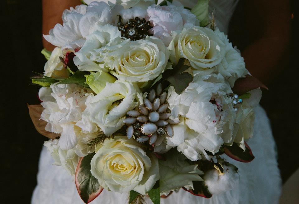 lesbian-wedding-inspiration-photo-shoot-flowers-brooch-bouquets-kristin-black-photography
