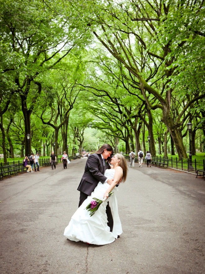new-york-central-park-wedding-lisa-cassandra-lesbian-brides-dip