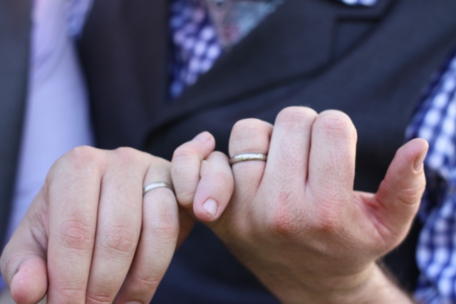 new-york-summer-wedding-jordan-jankun-photography-hands-rings
