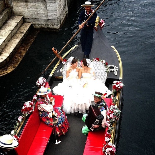 same-sex-wedding-tokyo-disney-brides-gondola