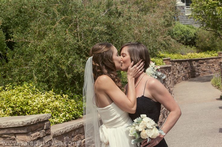 sara-ryan-lesbian-wedding-los-angeles-photographer-brides-kiss