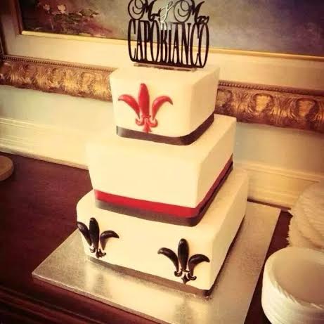 trans-wedding-fleur-de-lis-cake