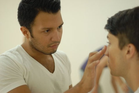 victor-henao-applying-makeup-on-a-man