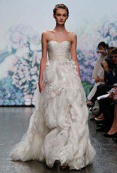 wedding-gown-monique-lhuillier-bouquet-romantic-bride