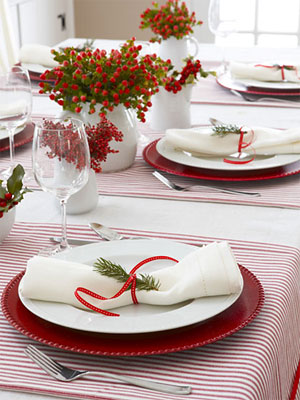 winter-wedding-red-and-white-table-setting